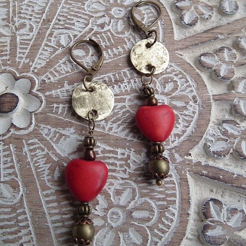Boucles d'oreilles dormeuses etjo cœur de pierre rouge, disque en cuivre et perles en bronze.