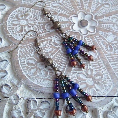 Boucles d'oreilles kitui à 4 breloques en rocailles bleu irisé et perles de bronze.