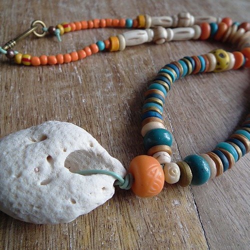 Collier zarho mi-long ethnique avec beau corail blanc, perles en corne, rocailles et perles oranges, turquoises.