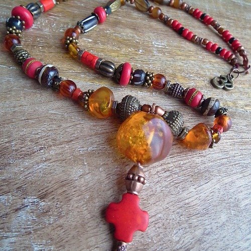 Collier mi-long yirol avec pendentif en ambre, perles en turquoise rouge, en bronze et en corne.