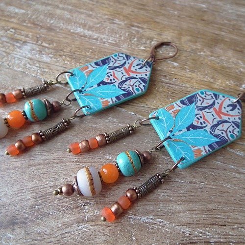 Vendues. boucles d'oreilles dormeuses orientales bijapur plaque décor feuilles bleues et 3 pampilles.