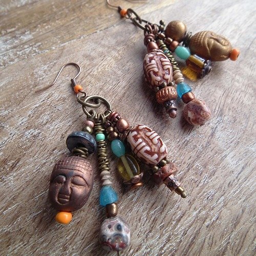 Boucles d'oreilles ethniques dirang avec têtes de bouddha et 4 pampilles de perles en pierres, en verre.