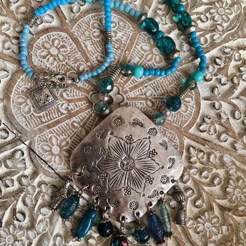 Collier mi-long azilal style marocain avec gros médaillon argenté carré et perles bleues.