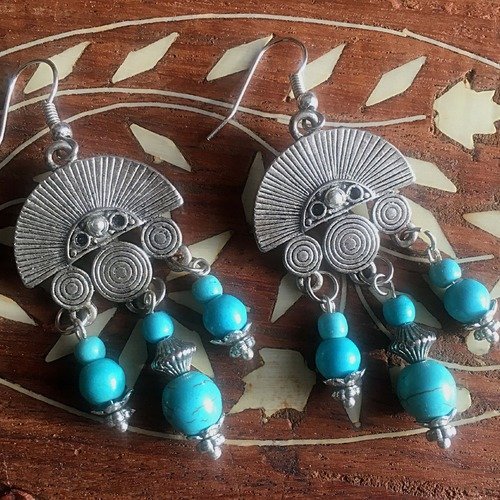 Boucles d'oreilles ethniques sicuana d' inspiration amérindienne métal argenté et perles turquoises.