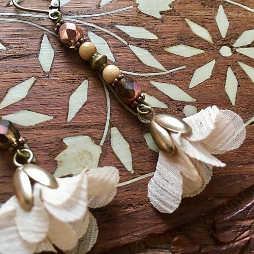 Boucles d'oreilles salba fleurs en voile beige, perles à facettes bronze et perles en corne.