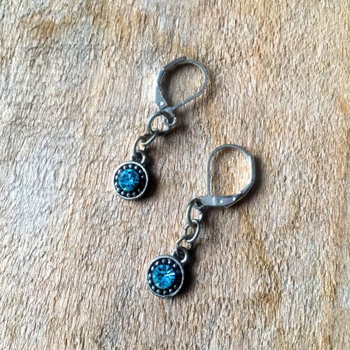Boucles d'oreilles xinghai métal argenté et strass bleu.
