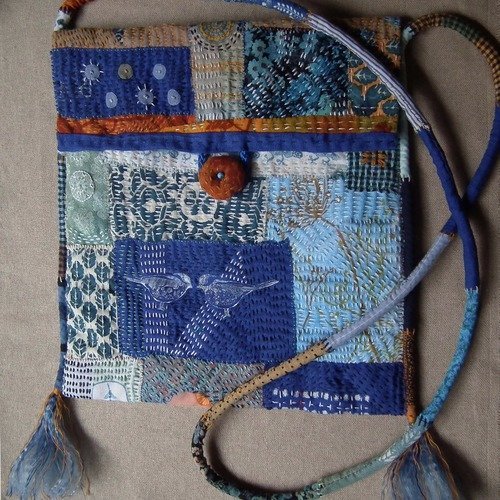  sac sano dans le style boro patchwork, broderies bleues et oranges.