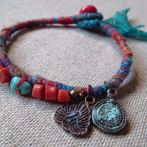 Vendu.bracelet ethnique dwari en soie sauvage , corail et turquoises.