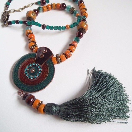 Sautoir mâlâ siwan avec perles en céramique orange, médaillon rond émaillé vert foncé, brun et pompon.