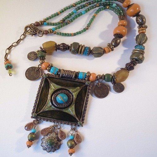   collier ethnique dire dawa avec médaillon carré bronze, vert olive et turquoise