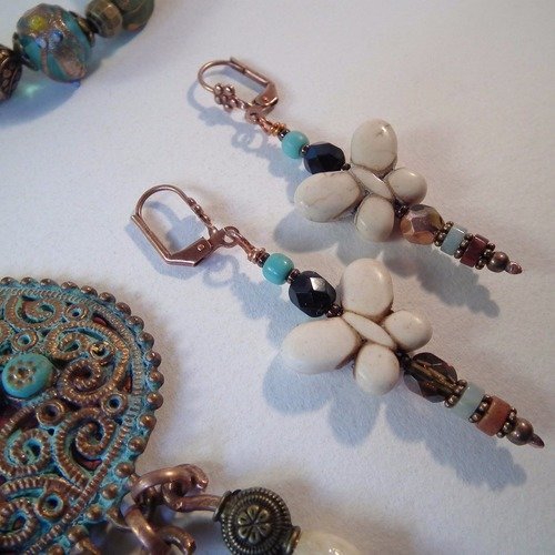   boucles d'oreilles andela avec papillon blanc, cuivre et perles de verre.