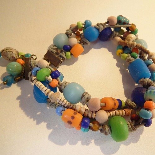 Bracelet ethnique niono 3 rangs de perles multicolores.