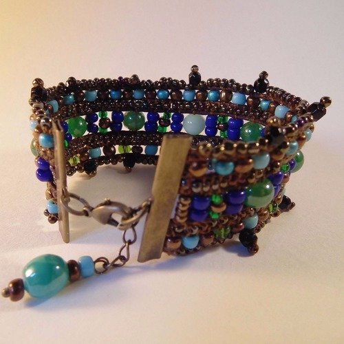 Bracelet manchette huancayo style amérindien en rocailles et verre. 
