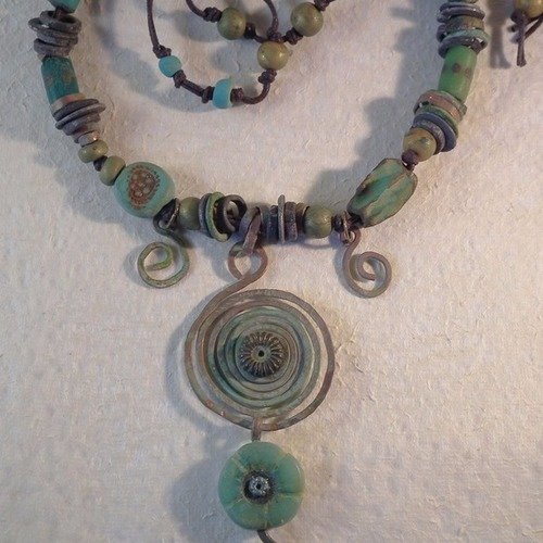 Collier art primitif africain shasha perles, étain et cuivre effet vert de gris.