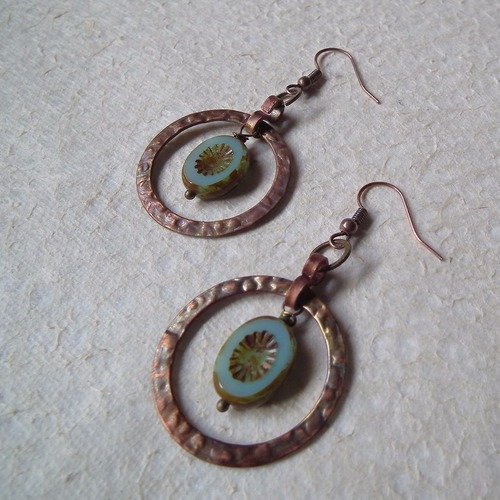 Boucles d'oreilles ethniques tarma avec anneau de cuivre et perle bleue. 