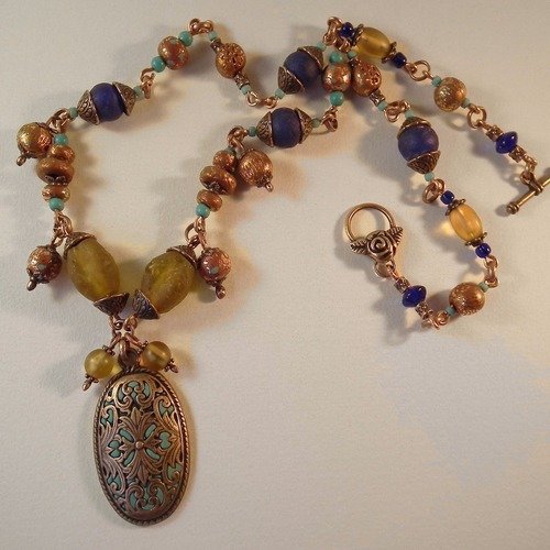 Collier ethnique mi-long sagata en anneaux de cuivre et perles de verre du ghana. 