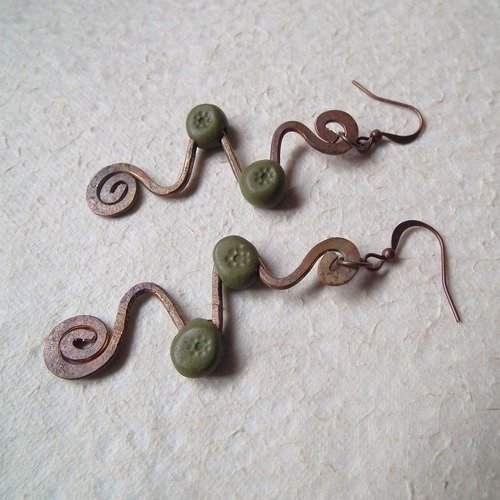 Boucles d'oreilles  nakuru en cuivre torsadé et perles vertes. 