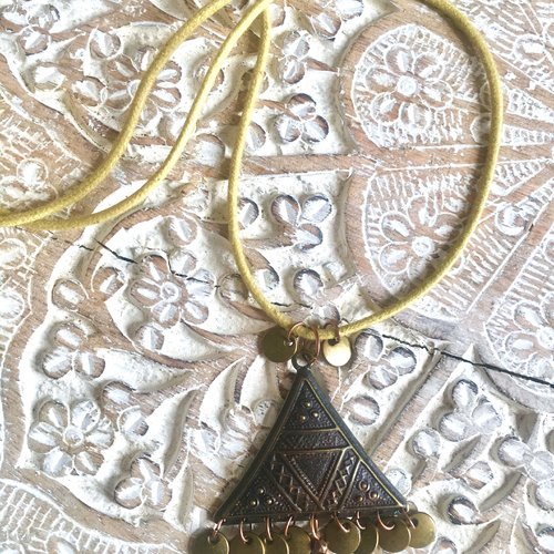 Collier ethnique talgar sur cordon noué tilleul et breloque triangulaire bronze.