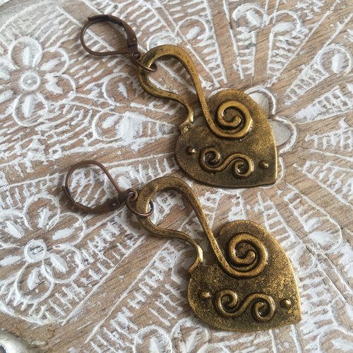 Boucles d'oreilles dormeuses khemisset coeur fantaisie en métal doré dans le style du collier khemisset.