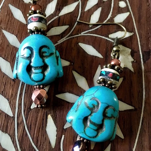 Boucles d'oreilles naram avec tête de bouddha en turquoise howlite, perles en corne de yak et perles à facettes.