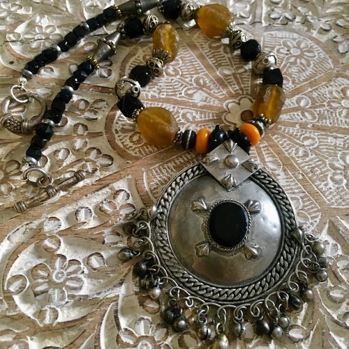 Collier ethnique tchamba avec médaillon du togo et perles en verre.