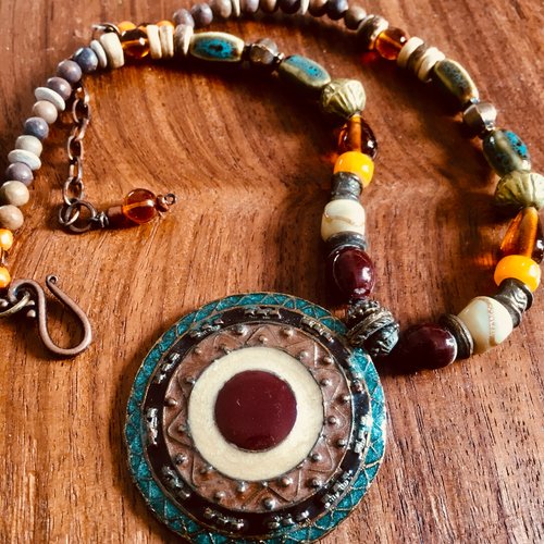 Collier ras du cou ethnique carauan avec médaillon émaillé et perles de verre.