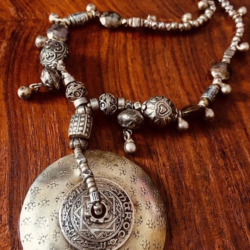 Collier ethnique mi-long morocco tout en métal argenté avec gros médaillon.