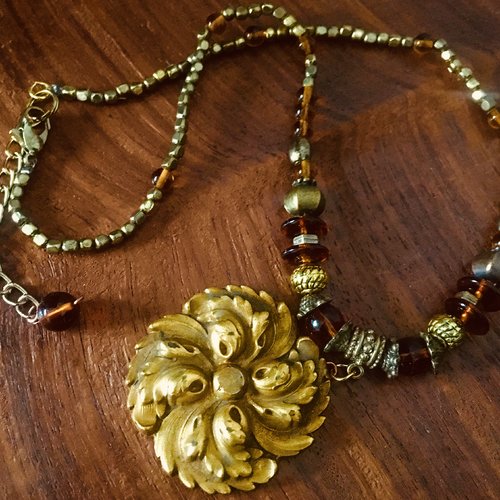 Collier ras de cou avec fleur dorée et perles ambrées.