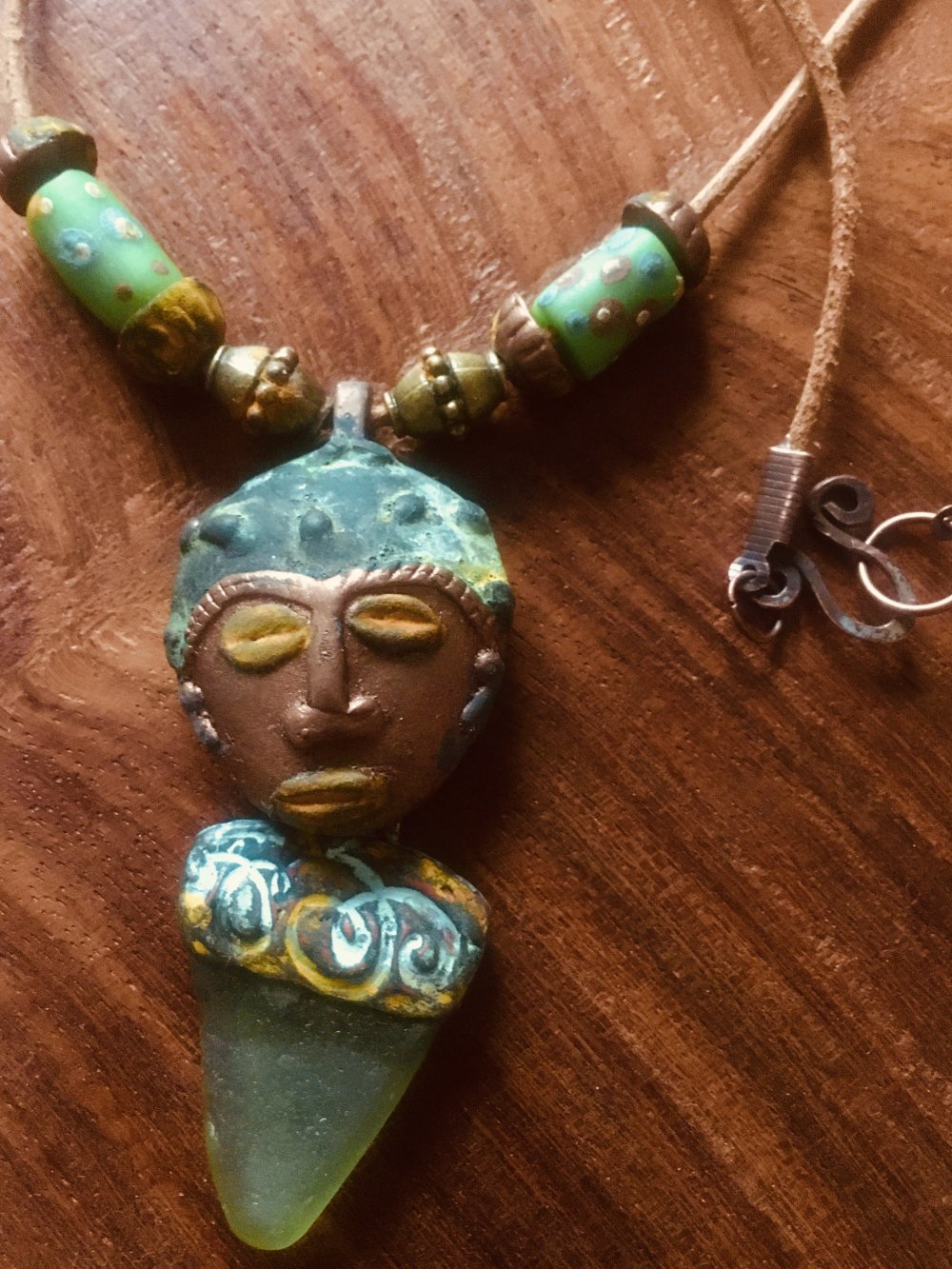Collier ethnique africain fantaisie cordon en cuir et pendentif corne