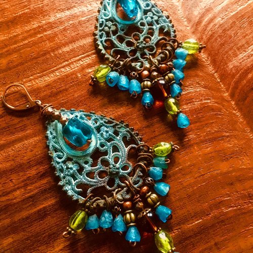 Boucles d'oreilles ethniques chandeliers effet vert de gris, perles en verre bleues et vertes.