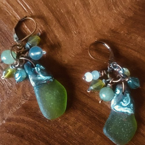 Boucles d'oreilles dormeuses en verre poli par la mer et perles de verre vertes.