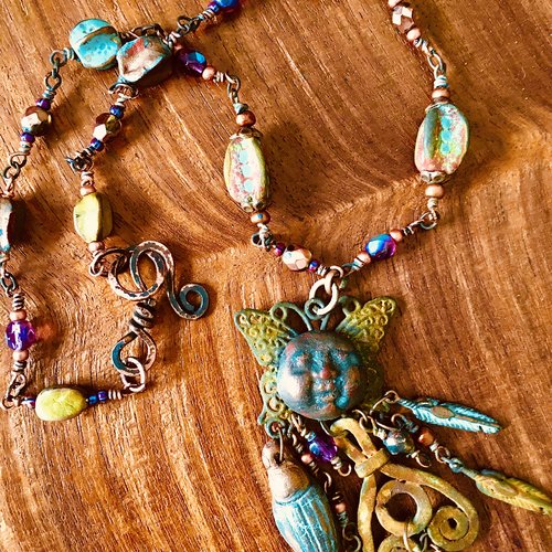 Collier mi long style ethnique avec papillon et perles faites main sur une chaîne en cuivre martelée à la main.