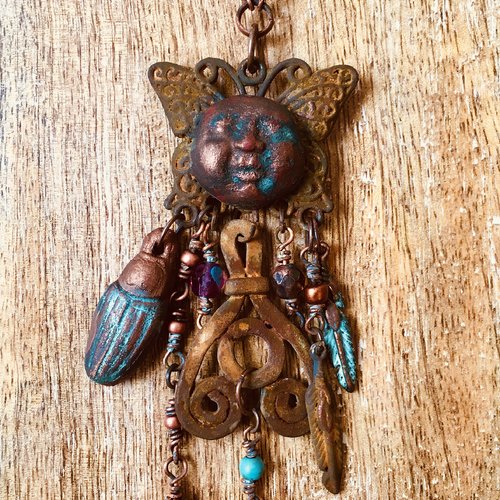 Collier mi long style ethnique avec papillon et perles faites main sur une chaîne en cuivre martelée à la main.