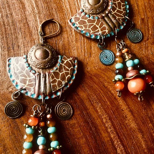 Boucles d'oreilles ethniques en demi-lune impression girafe et pampilles en perles et cuivre.