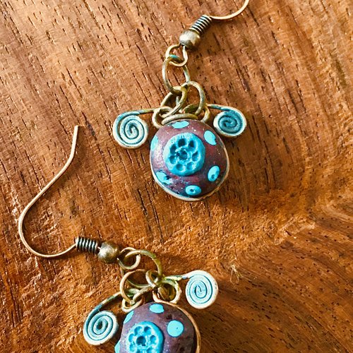 Boucles d'oreilles petites perles rondes décorées et arabesques de cuivre martelé vieilli.