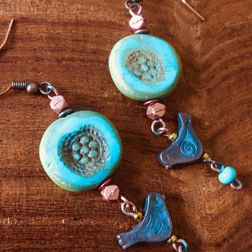 Boucles d'oreilles ethnique à l'oiseau, perles en cuivre et perle plate turquoise.
