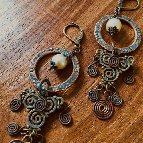 Boucles d'oreilles ethniques créoles et spirales en cuivre martelé et perles nacrées.