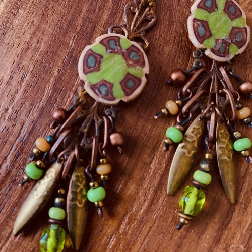 Boucles d'oreilles ethniques fleur verte sur support filigrané effet rouille, suspensions de bronze et rocailles.