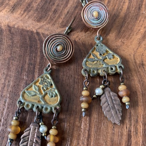 Boucles d'oreilles ethniques avec spirales en cuivre, suspensions en perles d'ambre et feuilles en cuivre.