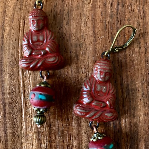 Boucles d'oreilles ethniques bouddha rouge et perle tibétaine.