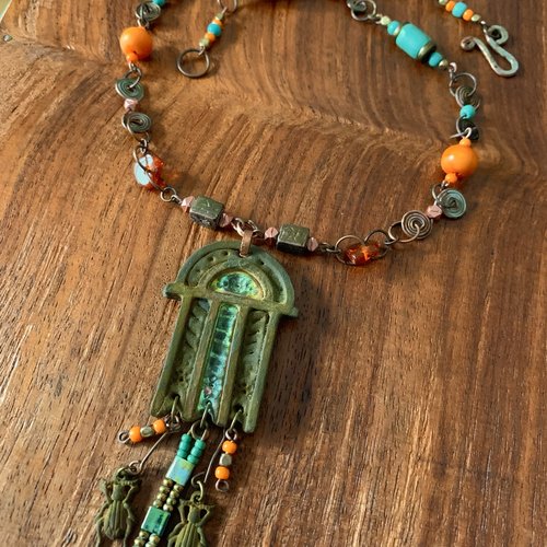 Collier ethnique main de fatima stylisée en cuivre vieilli, perles d"ambre, de turquoise.