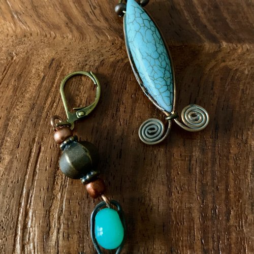Boucles d'oreilles dormeuses ethniques, asymètriques en cuivre et perles couleur turquoise.