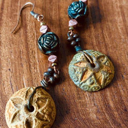 Boucles d’oreilles ethniques pendantes pastilles polymère sable et perles en bronze.