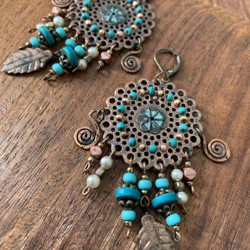 Boucles d'oreilles dormeuses ethniques en cuivre et perles turquoises avec breloques.