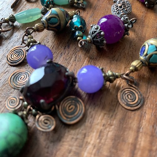Collier ethnique mi-long avec perles mauves et turquoise sur chaîne de cuivre.
