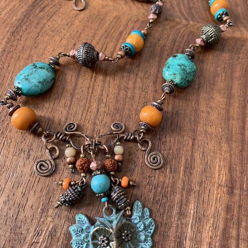 Collier ethnique "le hibou" avec des turquoises et de l'ambre sur une chaîne en cuivre.