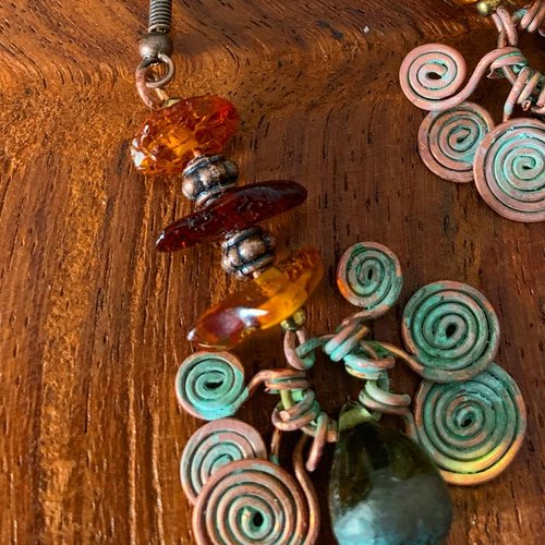 Boucles d'oreilles ethniques en petites grappes de cuivre vielli et perle en ambre.