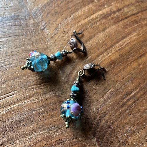 Boucles d'oreilles bleues en perles de verre façon murano, turquoises et bronze.