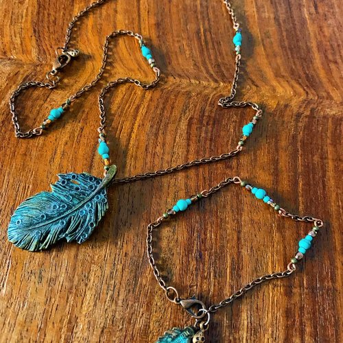 Parure à la plume sur fine chaîne en cuivre et petites perles turquoises