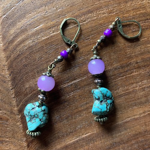 Boucles d'oreilles ethniques: une belle turquoise et perle en verre mauve.